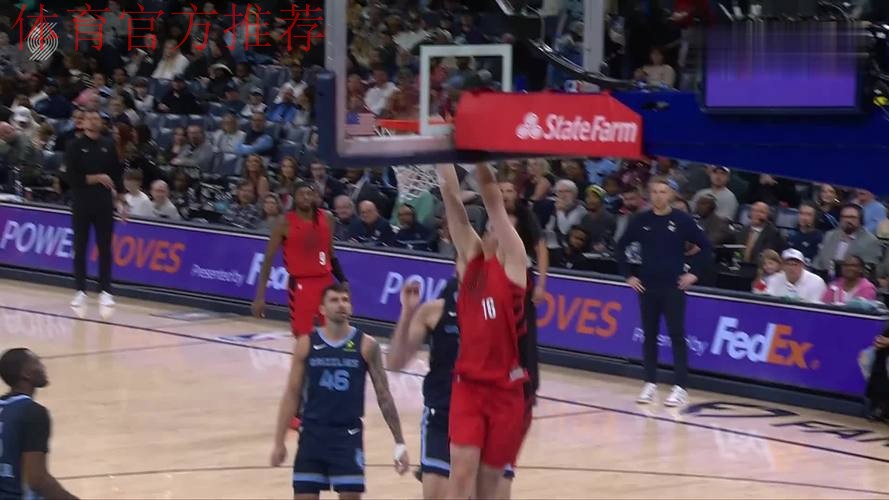 转身暴扣!杨瀚森NBA生涯首次首发,拿下4分5篮板2助攻 转身暴扣!杨瀚森NBA生涯首次首发,拿下4分5篮板2助攻